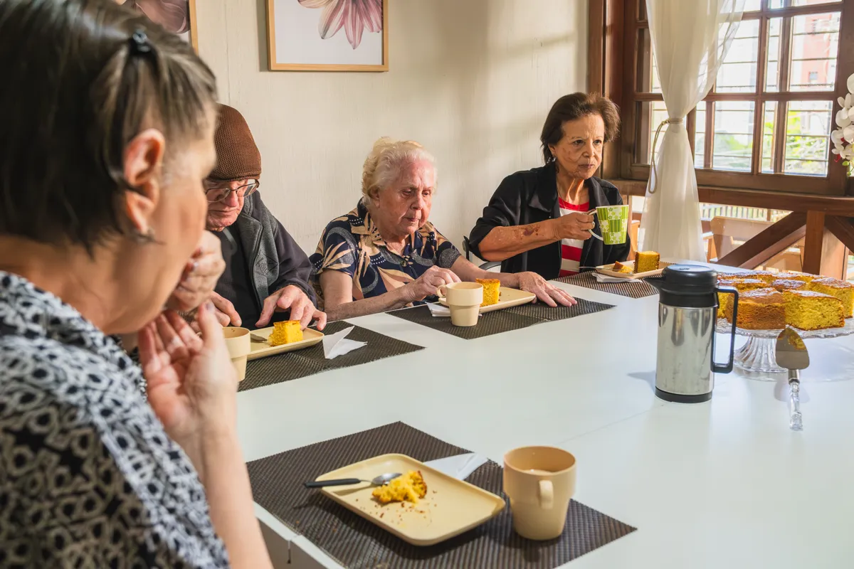 Refeição em grupo à mesa do Gutierrez, com café e bolo