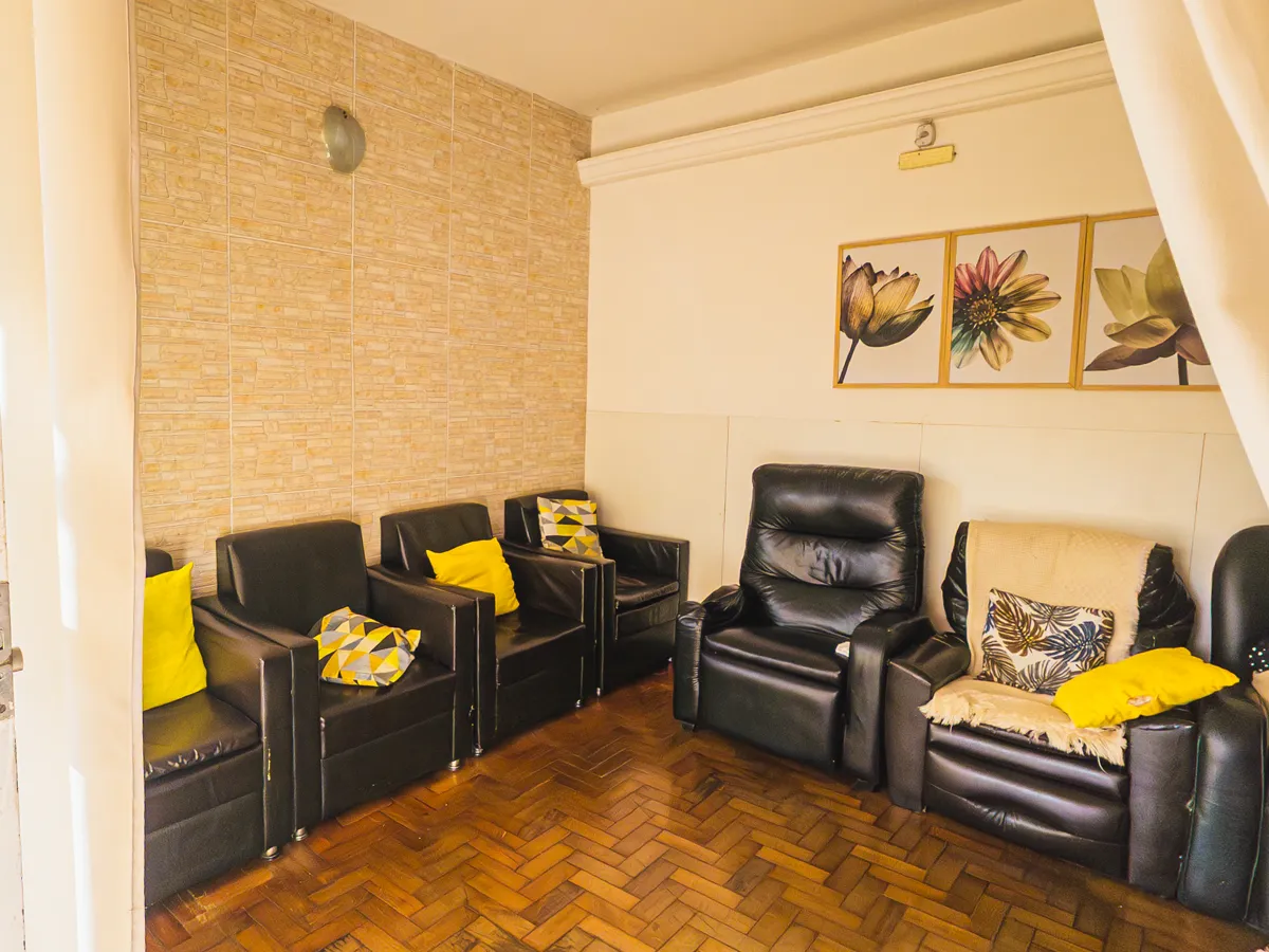Sala de estar com poltronas da unidade Calafate/Prado
